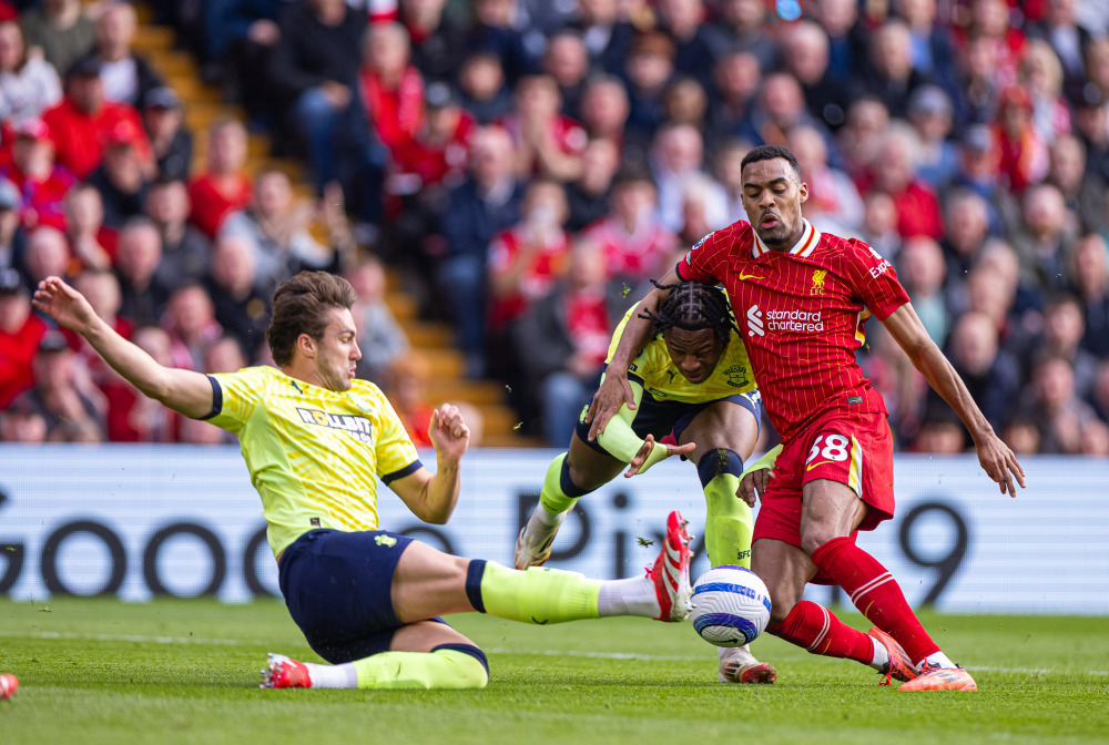 曼联狂丢21球暴露防守隐患，明夏抢免费英超铁卫！阿莫林欲签嫡系（曼联后防连丢21球显隐患，明夏盯上免签英超铁卫，阿莫林力邀爱将加盟）