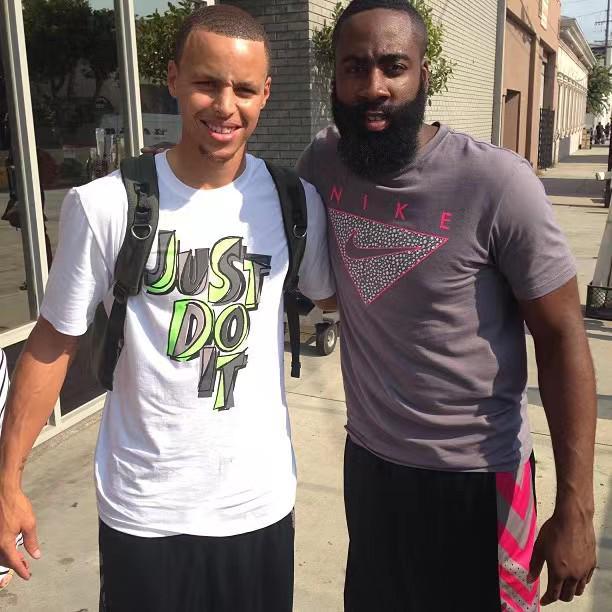 总价超百万!国羽世界冠军夫妇一周连办三场婚礼,将合体登跨年晚会（一周三场婚礼耗资逾百万元，国羽世界冠军伉俪将携手亮相跨年晚会）