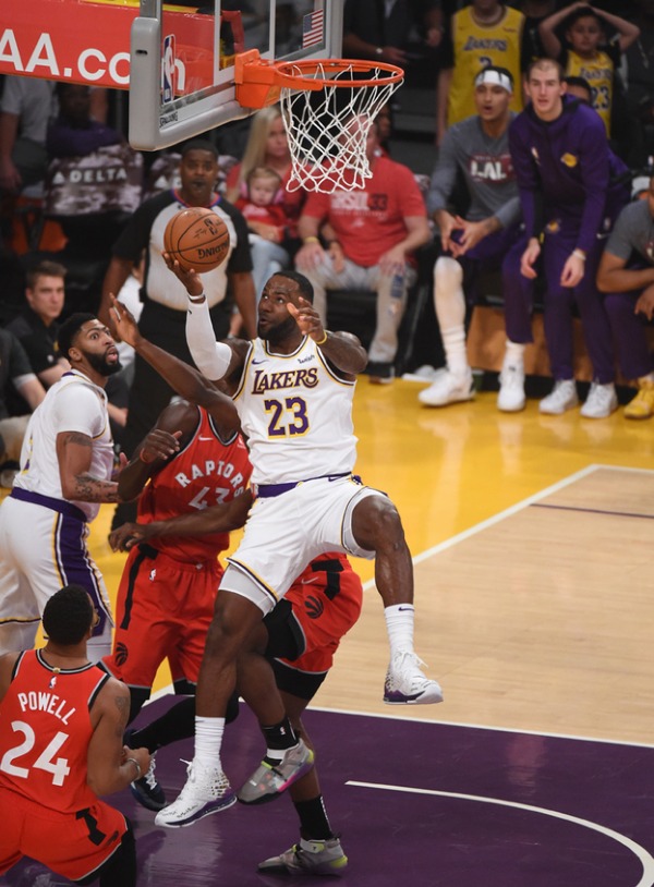 非洲杯对抗激烈精彩不断（非洲杯鏖战正酣，精彩连连）