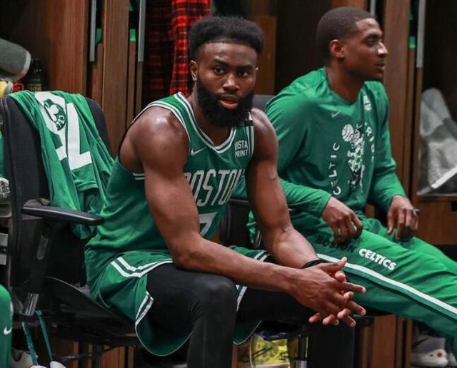 排面，泰州当地路牌上写着“苏超冠军城，泰州欢迎您”（泰州路牌打出“苏超冠军城，泰州欢迎您”，排面十足）